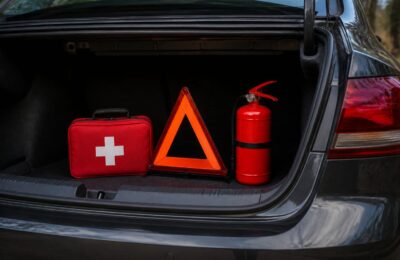 Codul Rutier prevede amenzi pentru șoferii care nu au în mașină trusă, vestă și triunghi reflectorizant
