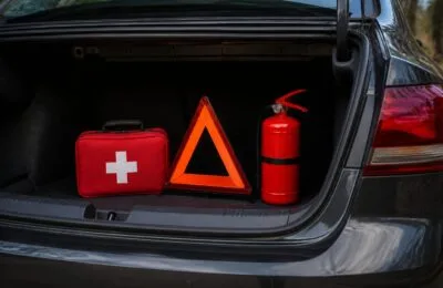 Codul Rutier prevede amenzi pentru șoferii care nu au în mașină trusă, vestă și triunghi reflectorizant