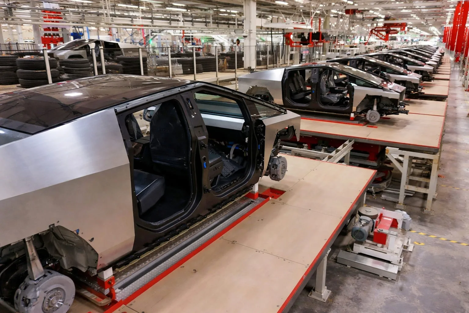 Tesla dă în judecată un furnizor pentru a recupera echipamente esențiale producției Cybertruck
