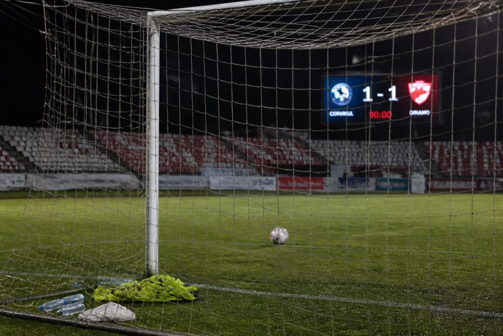 Dinamo a remizat cu Corvinul Hunedoara și pierde două puncte în fruntea clasamentului