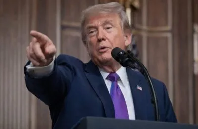 Donald Trump amenință Omanul cu bombardamente și revendică Strâmtoarea Ormuz