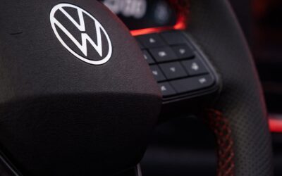 Peste 10.000 de angajați Volkswagen l-au huiduit pe Oliver Blume la Wolfsburg, în timp ce mai multe uzine intră în zona de risc