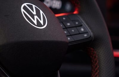Peste 10.000 de angajați Volkswagen l-au huiduit pe Oliver Blume la Wolfsburg, în timp ce mai multe uzine intră în zona de risc