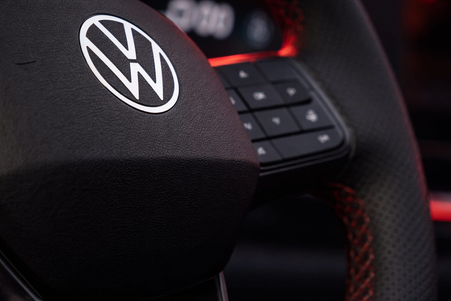 Peste 10.000 de angajați Volkswagen l-au huiduit pe Oliver Blume la Wolfsburg, în timp ce mai multe uzine intră în zona de risc