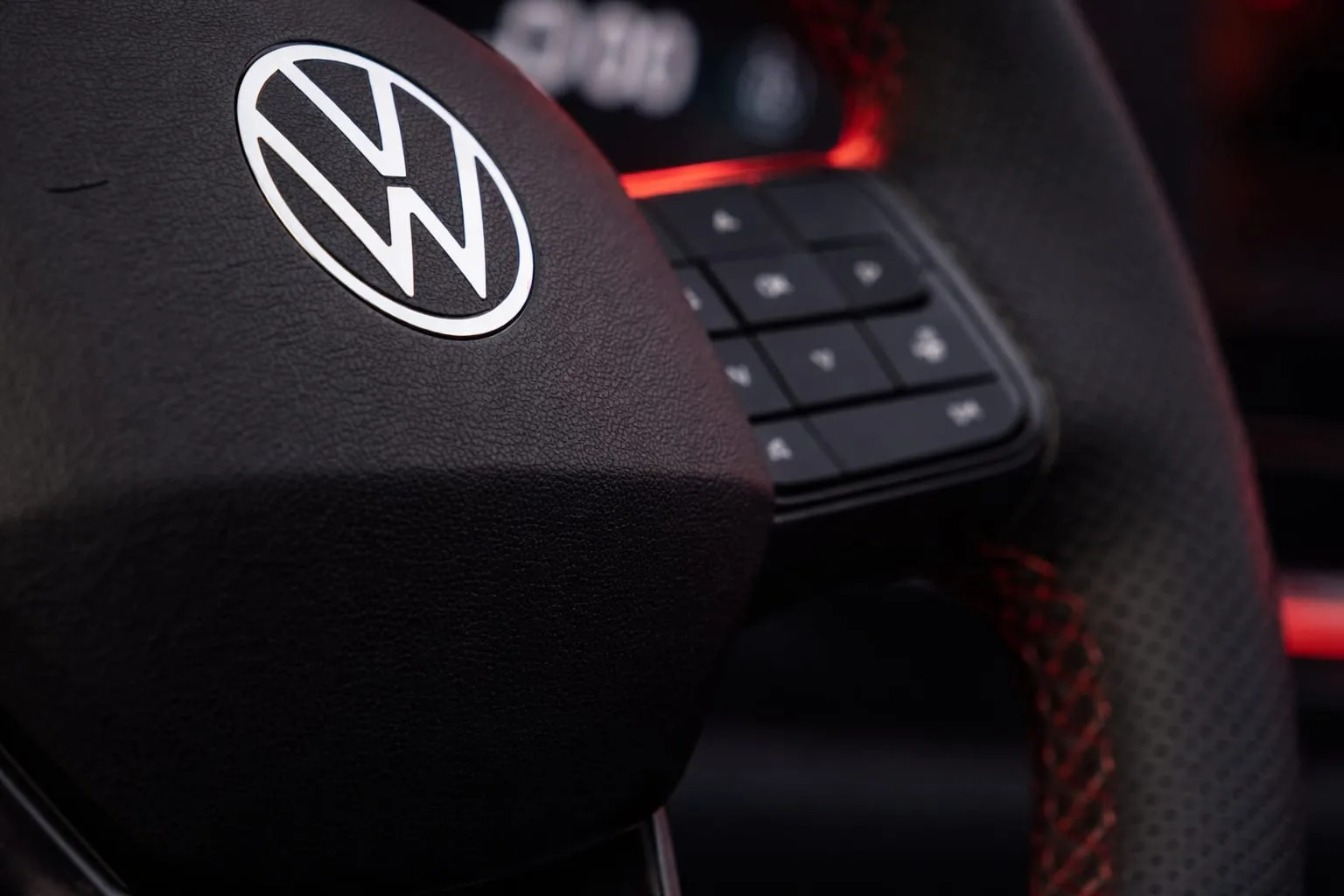 Peste 10.000 de angajați Volkswagen l-au huiduit pe Oliver Blume la Wolfsburg, în timp ce mai multe uzine intră în zona de risc