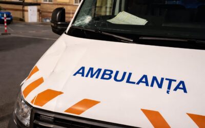 Un șofer de ambulanță din Cluj a fost operat de urgență după un atac cu bâte și topoare