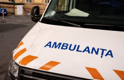 Un șofer de ambulanță din Cluj a fost operat de urgență după un atac cu bâte și topoare
