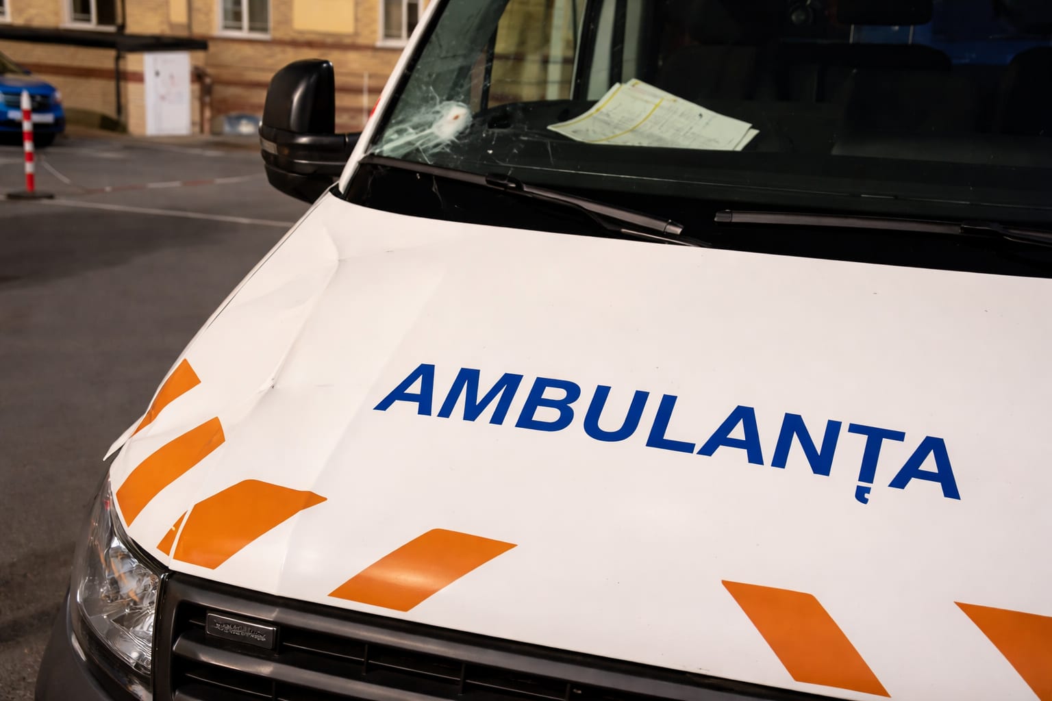 Un șofer de ambulanță din Cluj a fost operat de urgență după un atac cu bâte și topoare