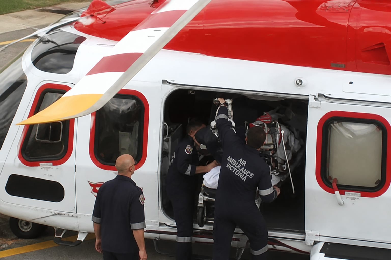 atac cu toporul în Tyers, Poliția caută în Tyers un bărbat cu topor și fierăstrău; localnicii să sune la 000