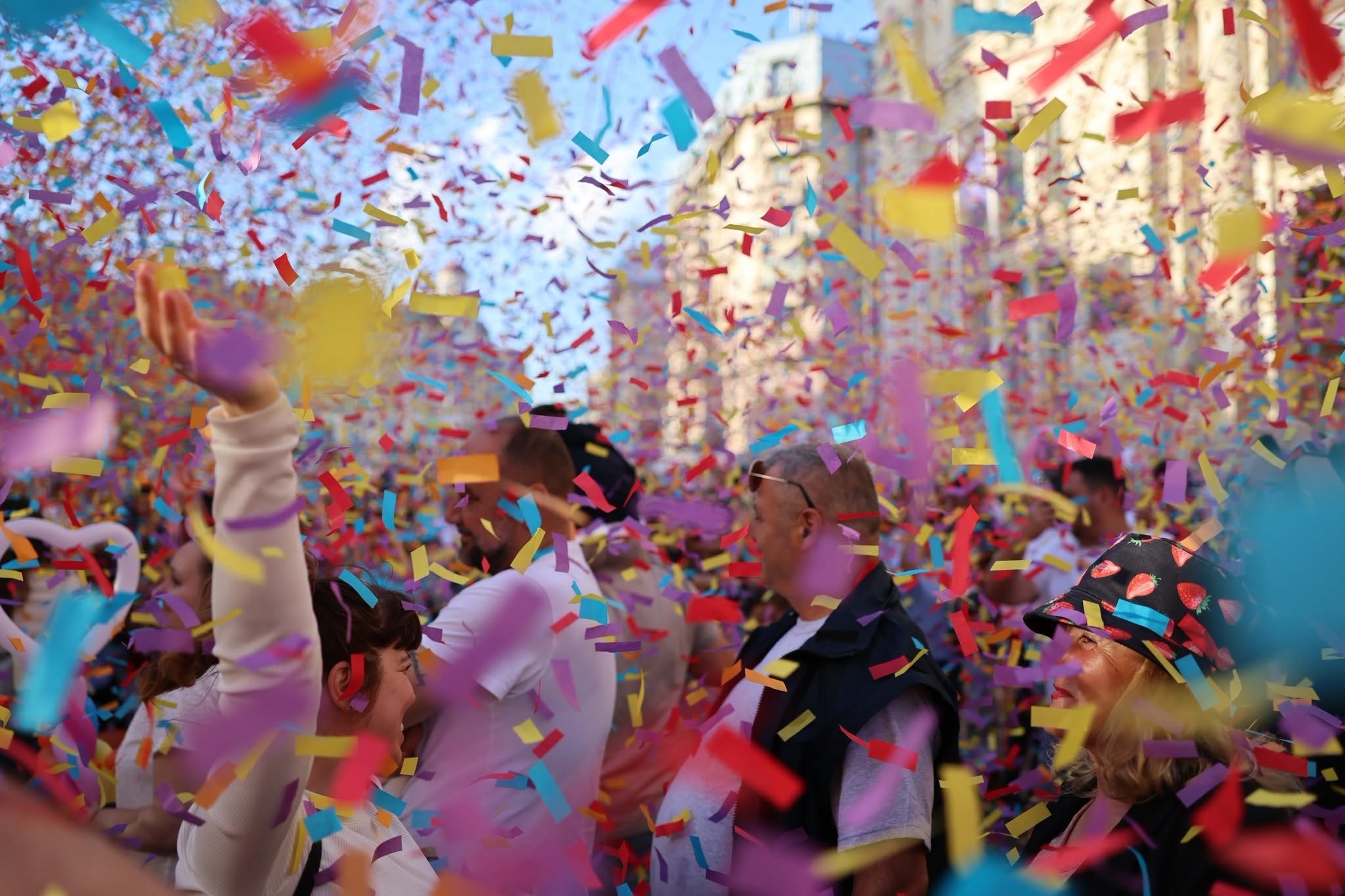 Participanți la un eveniment în aer liber din București, sub o ploaie de confetti