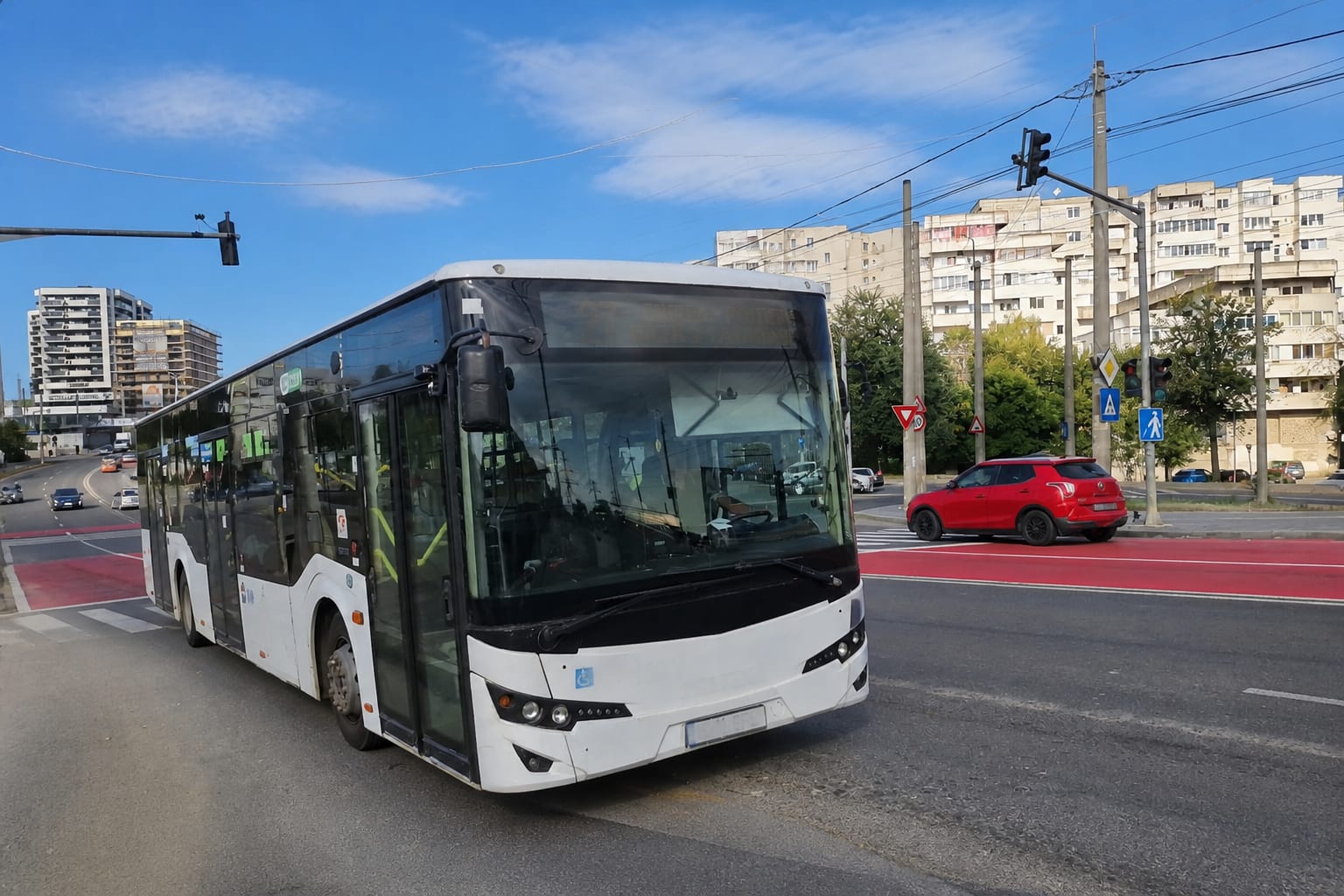Autobuz articulat in trafic urban
