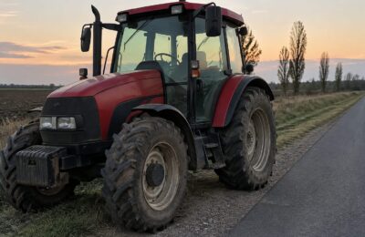 Un om a murit după impactul unei mașini cu un tractor pe DJ 504. Alți doi au ajuns la spital