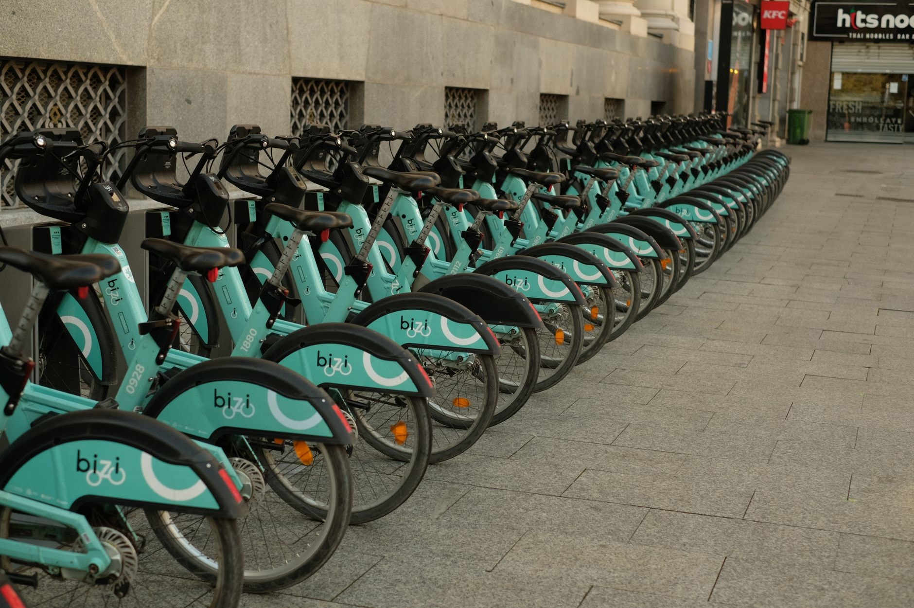 Rânduri de biciclete de închiriat