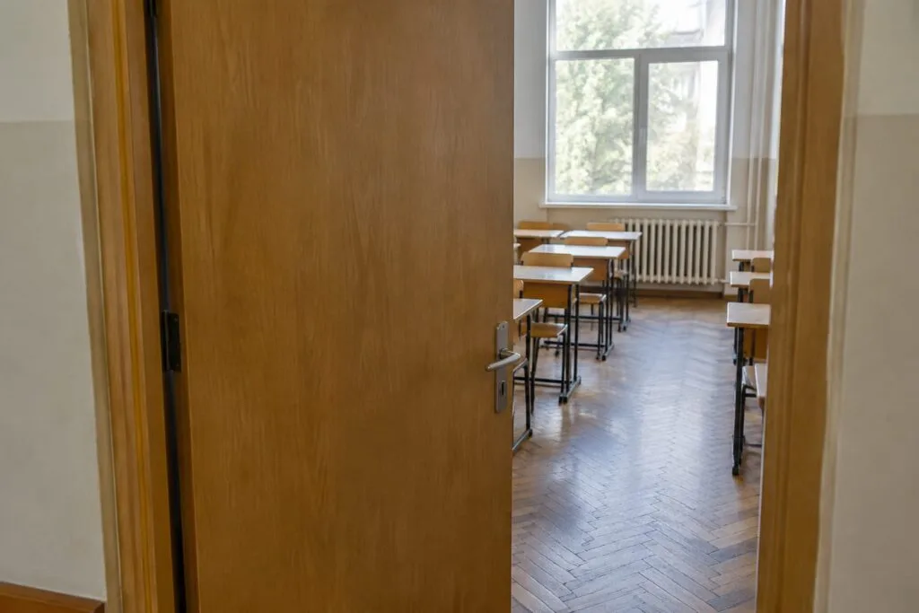 O școală de stat a verificat incomplet reclamația părinților unui elev care ar fi fost trimis pe hol