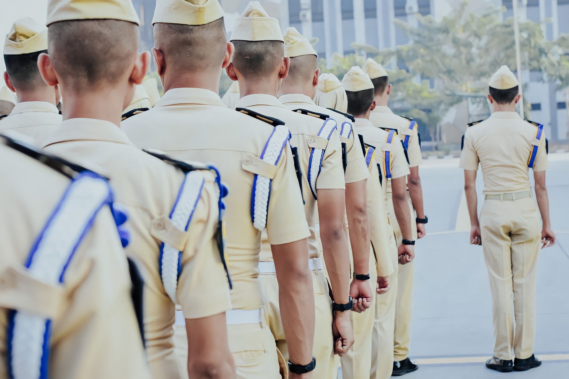 Militari în uniformă pentru împrumuturi